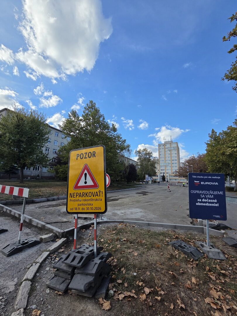 Rekonštrukcia parkoviska na Komenského pred okresným úradom